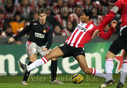 Eindhoven, 21 Februari 2006 Eerste ronde Knock-out Champions league Seizoen 2005/2006 PSV-Olympique Lyon
Michael Lamey in duel met Francois Clerc