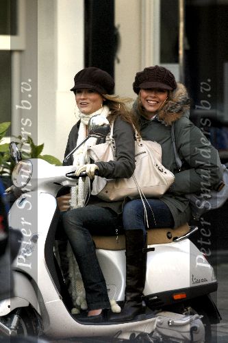 Amsterdam 21 januari 2006
Renate Verbaan en nikkie Plessen samen op vespa scooter en allebei met petje