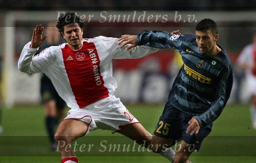 Amsterdam, 22 Februari 2006 Champions League 1e ronde na voorrondes Seizoen 2005/2006 AJAX-Internationale, Eindstand 2-2 Nordin Boukhari in duel met Walter Samuel