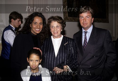 Amsterdam, 23April 1992
Patty Brard met haar nieuwe vriend Eric Peute en schoonmoeder
en dochter Priscilla Brard