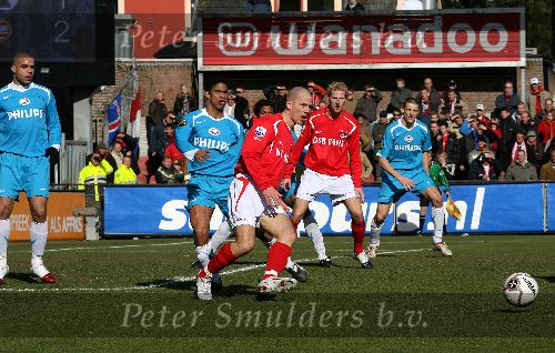 Alkmaar, 26 Februari 2006 Kompetitiewedstrijd AZ-PSV, eindstand 1-2 Seizoen 2005/2006 doelpunten Jan Vennegoor en Kone
Stein Huysegems aan de bal