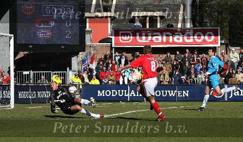 Alkmaar, 26 Februari 2006 Kompetitiewedstrijd AZ-PSV, eindstand 1-2 Seizoen 2005/2006 doelpunten Jan Vennegoor en Kone
Stijn Schaars brentg AZ opnieuw de wedstrijd door doelman Gomes te passeren, Phillip Cocu is te laat