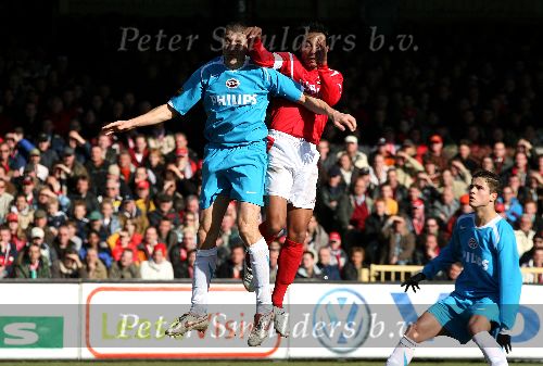 Alkmaar, 26 Februari 2006 Kompetitiewedstrijd AZ-PSV, eindstand 1-2 Seizoen 2005/2006 doelpunten Jan Vennegoor en Kone
Timmy Simons in een kopduel met Danny Landzaat