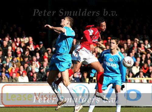 Alkmaar, 26 Februari 2006 Kompetitiewedstrijd AZ-PSV, eindstand 1-2 Seizoen 2005/2006 doelpunten Jan Vennegoor en Kone
Timmy Simons in een kopduel met Danny Landzaat.
Ibrahim Afellay kijkt toe