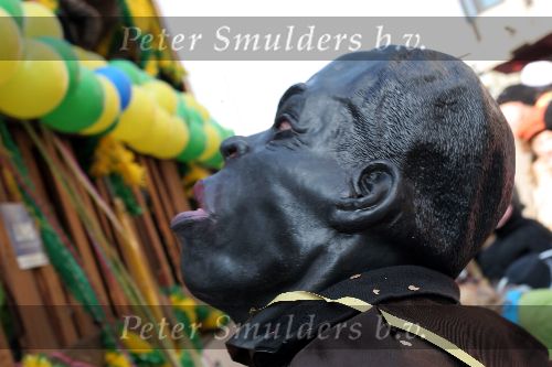 Eindhoven, 25 Februari 2006 
Carnavalsoptoch met drukker Toon v Tuijl als gorilla
© Foto Jan van den Dungen