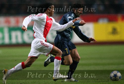 Amsterdam, 22 Februari 2006 Champions League 1e ronde na voorrondes Seizoen 2005/2006 AJAX-Internationale, Eindstand 2-2 Luis Figo in duel met Urby Amanuelson