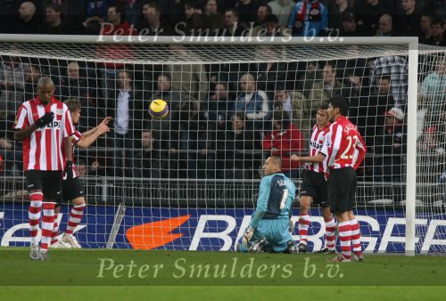Eindhoven, Kompetitiewedstrijd PSV-AZ, eindstand 2-3
Seizoen 2006/2007
2-3 voor AZ Doelman gomes is verslagen en Phillip Cocu, Carlos Salcido. Mika Vayrynen en de nieweling Eduardo Alcides kijken verslagen
