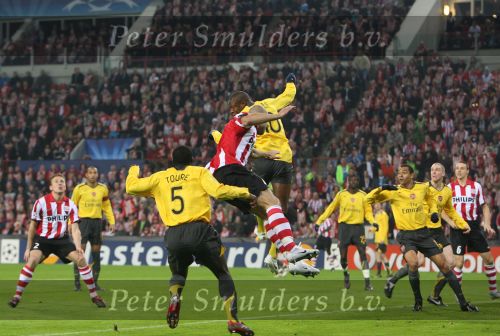 Eindhoven, 20 Februari 2007 Champions Leaguewedstrijd
PSV-FC Arsenal 1e ronde Eindstand 1-0 Seizoen 2006/2007
Alex PSV in een luchtduel met William Gallas (10) enKolo Toure