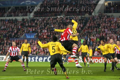 Eindhoven, 20 Februari 2007 Champions Leaguewedstrijd
PSV-FC Arsenal 1e ronde Eindstand 1-0 Seizoen 2006/2007
Alex PSV in een luchtduel met William Gallas (10) enKolo Toure