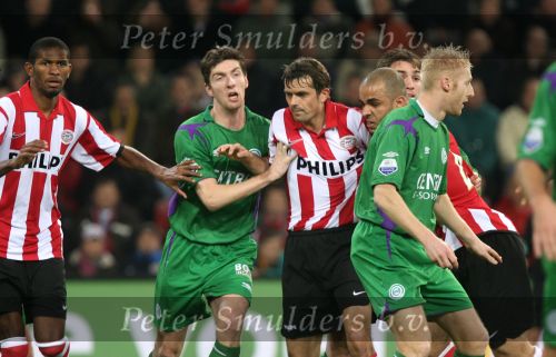 Eindhoven, 24 Februari 2007 Kompetitiewedstrijd PSV-FC Groningen, eindstand 1-0 Seizoen 2006/2007
De beste speler en uiteindelijk matchwinnaar van de avond ALEX PSV probeert zich los te drukken van zijn verdedigers
Phillip Cocu en Eduardo Alcides Martijn Meerdink en Arnold Kruiswijk