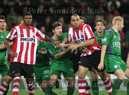 Eindhoven, 24 Februari 2007 Kompetitiewedstrijd PSV-FC Groningen, eindstand 1-0 Seizoen 2006/2007
De beste speler en uiteindelijk matchwinnaar van de avond ALEX PSV probeert zich los te drukken van zijn verdedigers
Phillip Cocu en Eduardo Alcides, rechts Martijn Meerdink