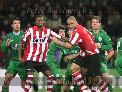 Eindhoven, 24 Februari 2007 Kompetitiewedstrijd PSV-FC Groningen, eindstand 1-0 Seizoen 2006/2007
De beste speler en uiteindelijk matchwinnaar van de avond ALEX PSV probeert zich los te drukken van zijn verdedigers
Phillip Cocu en Eduardo Alcides, geheel links Antoine v d Linden