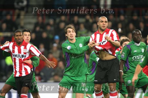 Eindhoven, 24 Februari 2007 Kompetitiewedstrijd PSV-FC Groningen, eindstand 1-0 Seizoen 2006/2007
De beste speler en uiteindelijk matchwinnaar van de avond ALEX PSV probeert zich los te drukken van zijn verdedigers
Foto Peter Smulders BV Eindhoven