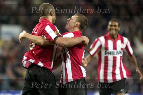 Eindhoven, 24 Februari 2007 Kompetitiewedstrijd PSV-FC Groningen, eindstand 1-0 Seizoen 2006/2007
De beste speler en uiteindelijk matchwinnaar van de avond ALEX PSV wordt gefeliciteerd na zijn doelpunt door Timmy Simons