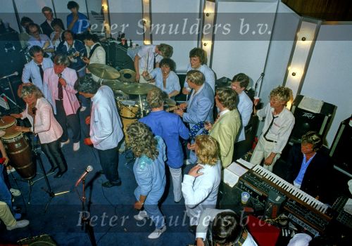Rotterdam, afscheid van de Kromme ( Wim v Hanegem ) bij Feyenoord. Op de foto achter de drums Andre Hazes, Scott Fitzgerald, Harry v Hoof achter de piano, verder nog Toni Alberti,Gebr. v Rijt, Ron Brandsteder, Hans Vermeulen