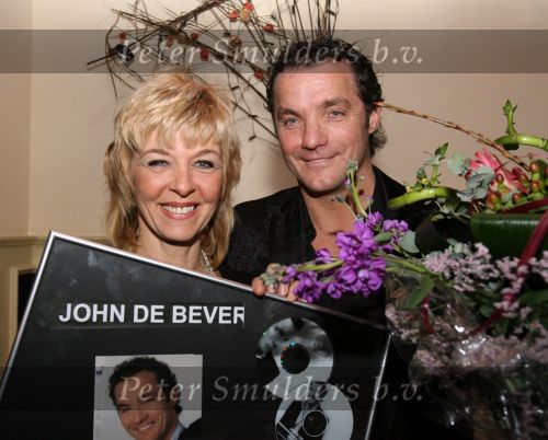 Rosmalen, 1 Januari 2007
Annie Schilder met John de Bever bij uitreiking van nieuwe CD van John \