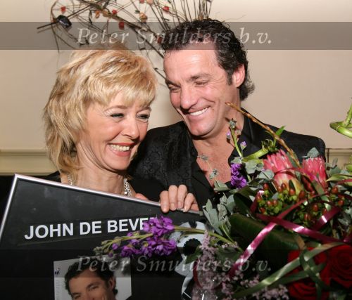 Rosmalen, 1 Januari 2007
Annie Schilder met John de Bever bij uitreiking van nieuwe CD van John \