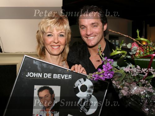 Rosmalen, 1 Januari 2007
Annie Schilder met John de Bever bij uitreiking van nieuwe CD van John \