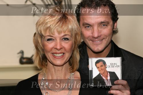 Rosmalen, 1 Januari 2007
Annie Schilder met John de Bever bij uitreiking van nieuwe CD van John \