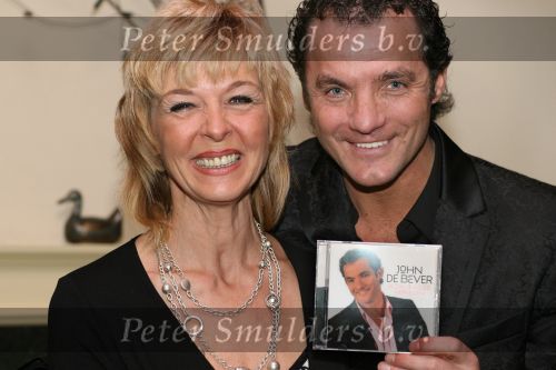 Rosmalen, 1 Januari 2007
Annie Schilder met John de Bever bij uitreiking van nieuwe CD van John \