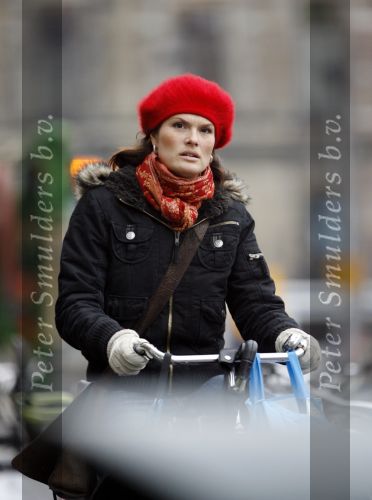 Amsterdam 15 januari 2007
Anouk v Nes met muts op fietsend in amsterdam.