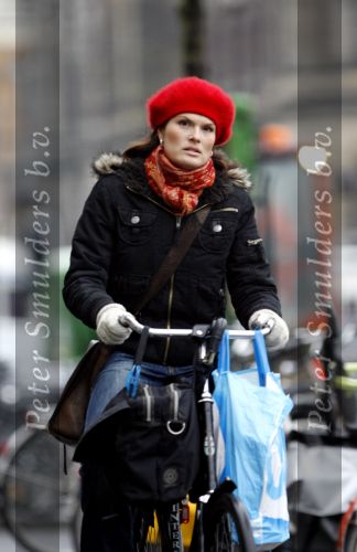 Amsterdam 15 januari 2007
Anouk v Nes met muts op fietsend in amsterdam.