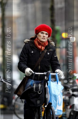 Amsterdam 15 januari 2007
Anouk v Nes met muts op fietsend in amsterdam.