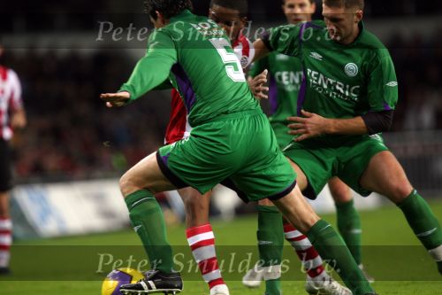 Eindhoven, 24 Februari 2007 Kompetitiewedstrijd PSV-FC Groningen, eindstand 1-0 Seizoen 2006/2007
Jefferson Farfan wordt zwaar op de huid gezeten door Evgeniy Levchenko en Antoine v d Linden