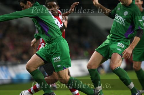Eindhoven, 24 Februari 2007 Kompetitiewedstrijd PSV-FC Groningen, eindstand 1-0 Seizoen 2006/2007
Antoine v d Linden in duel met Jefferson Farfan