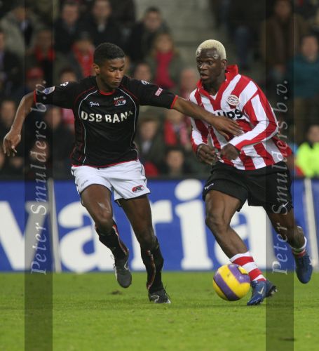 Eindhoven, Kompetitiewedstrijd PSV-AZ, eindstand 2-3
Seizoen 2006/2007
Arouna kone in duel met David Mendes da Silva