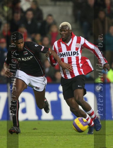 Eindhoven, Kompetitiewedstrijd PSV-AZ, eindstand 2-3
Seizoen 2006/2007
Arouna kone in duel met David Mendes da Silva