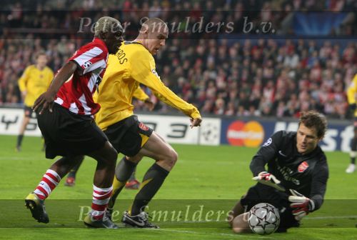 Eindhoven, 20 Februari 2007 Champions Leaguewedstrijd
PSV-FC Arsenal 1e ronde Eindstand 1-0 Seizoen 2006/2007
Arouna Kone in duel met Philippe Senderos en doelman Jens Lehman