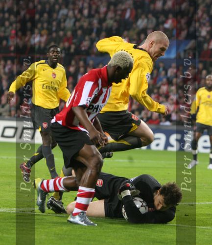 Eindhoven, 20 Februari 2007 Champions Leaguewedstrijd
PSV-FC Arsenal 1e ronde Eindstand 1-0 Seizoen 2006/2007
Arouna Kone in duel met Philippe Senderos en doelman Jens Lehman