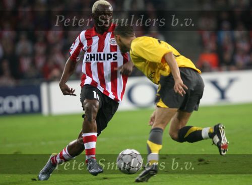 Eindhoven, 20 Februari 2007 Champions Leaguewedstrijd
PSV-FC Arsenal 1e ronde Eindstand 1-0 Seizoen 2006/2007
Arouna Kone in duel met Gael Clichy