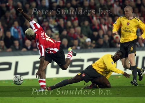 Eindhoven, 20 Februari 2007 Champions Leaguewedstrijd
PSV-FC Arsenal 1e ronde Eindstand 1-0 Seizoen 2006/2007
Arouna Kone in duel met Kolo Toure en Philippe Senderos