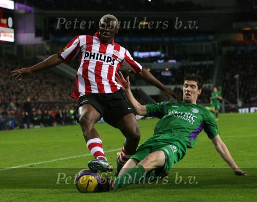 Eindhoven, 24 Februari 2007 Kompetitiewedstrijd PSV-FC Groningen, eindstand 1-0 Seizoen 2006/2007
Arouna Kone in duel met Arnold Kruiswijk