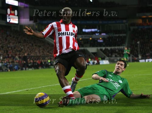 Eindhoven, 24 Februari 2007 Kompetitiewedstrijd PSV-FC Groningen, eindstand 1-0 Seizoen 2006/2007
Arouna Kone in duel met Arnold Kruiswijk