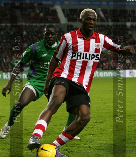 Eindhoven, 24 Februari 2007 Kompetitiewedstrijd PSV-FC Groningen, eindstand 1-0 Seizoen 2006/2007
Arouna Kone in duel met Gibril Sankoh