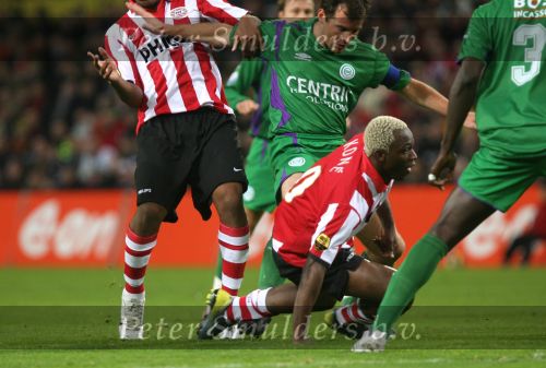 Eindhoven, 24 Februari 2007 Kompetitiewedstrijd PSV-FC Groningen, eindstand 1-0 Seizoen 2006/2007
Arouna Kone in duel met Paul Matthijs