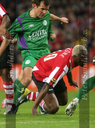 Eindhoven, 24 Februari 2007 Kompetitiewedstrijd PSV-FC Groningen, eindstand 1-0 Seizoen 2006/2007
Arouna Kone in duel met Arnold Kruiswijk