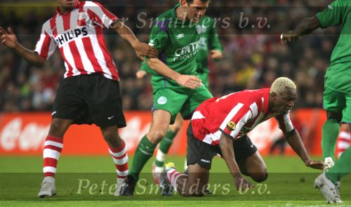 Eindhoven, 24 Februari 2007 Kompetitiewedstrijd PSV-FC Groningen, eindstand 1-0 Seizoen 2006/2007
Arouna Kone in duel met Arnold Kruiswijk