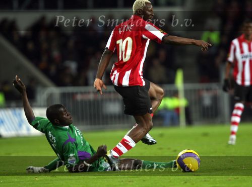 Eindhoven, 24 Februari 2007 Kompetitiewedstrijd PSV-FC Groningen, eindstand 1-0 Seizoen 2006/2007
Arouna Kone in duel met Gibril Sankoh