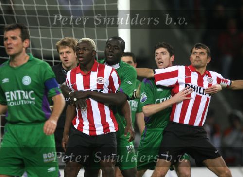 Eindhoven, 24 Februari 2007 Kompetitiewedstrijd PSV-FC Groningen, eindstand 1-0 Seizoen 2006/2007
Arouna Kone wordt vastgehouden door Gibril Sankoh bij een van de hoekschoppen Phillip Cocu door Arnold Kruiswijk
Foto Peter Smulders BV Eindhoven
