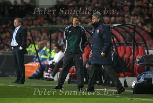 Eindhoven, 20 Februari 2007 Champions Leaguewedstrijd
PSV-FC Arsenal 1e ronde Eindstand 1-0 Seizoen 2006/2007
Arsene Wenger wordt aangesproken door de vierde official