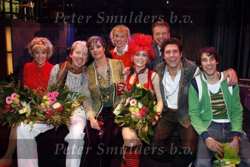 Tilburg 28 januari 2007
Premiere Doe Maar in stadsschouwburg van Tilburg. Hoofdrolspelers zijn Kim Lian v d Meij Lenette v Dongen Jan Rot en Daniel Boissevain.Jan Elbertse (r boven) Annick Boer(links) Dorien Haan (midden achter) en Bart Rijnink(rechts groen)