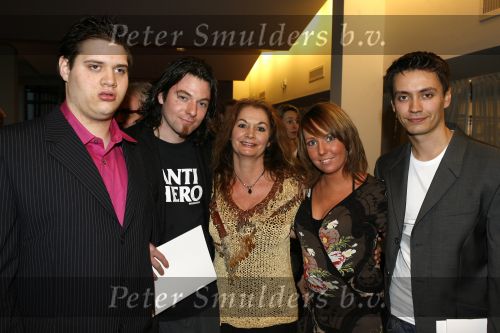 Tilburg 28 januari 2007
Premiere Doe maar in stadschouwburg Tilburg. Robert de Nijs met vriendin en Belinda Meuldijk met vriend en zoon Joshi