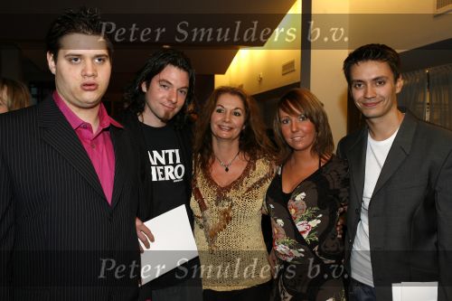 Tilburg 28 januari 2007
Premiere Doe maar in stadschouwburg Tilburg. Robert de Nijs met vriendin en Belinda Meuldijk met vriend en zoon Joshi