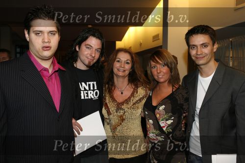 Tilburg 28 januari 2007
Premiere Doe maar in stadschouwburg Tilburg. Robert de Nijs met vriendin en Belinda Meuldijk met vriend en zoon Joshi