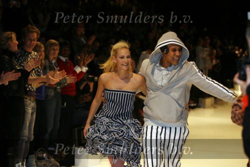 Amsterdam 26 januari 2007
Bracha v Doesburgh loopt modeshow van Daryl van Wouw op amsterdam fashion week. Jim Bakkum kijkt toe
