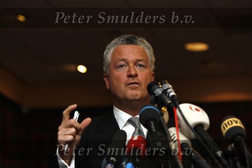 Amsterdam 19 februari 2007
Bram Moszkowicz geeft persconferentie in het Holiday inn waar hij oa vertelt dat hij stopt met de verdediging van Willem Holleeder.
Peter Smulders bv